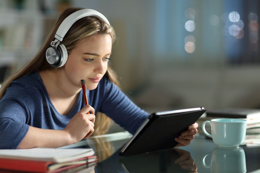 E-learning module playing with a localized voice track